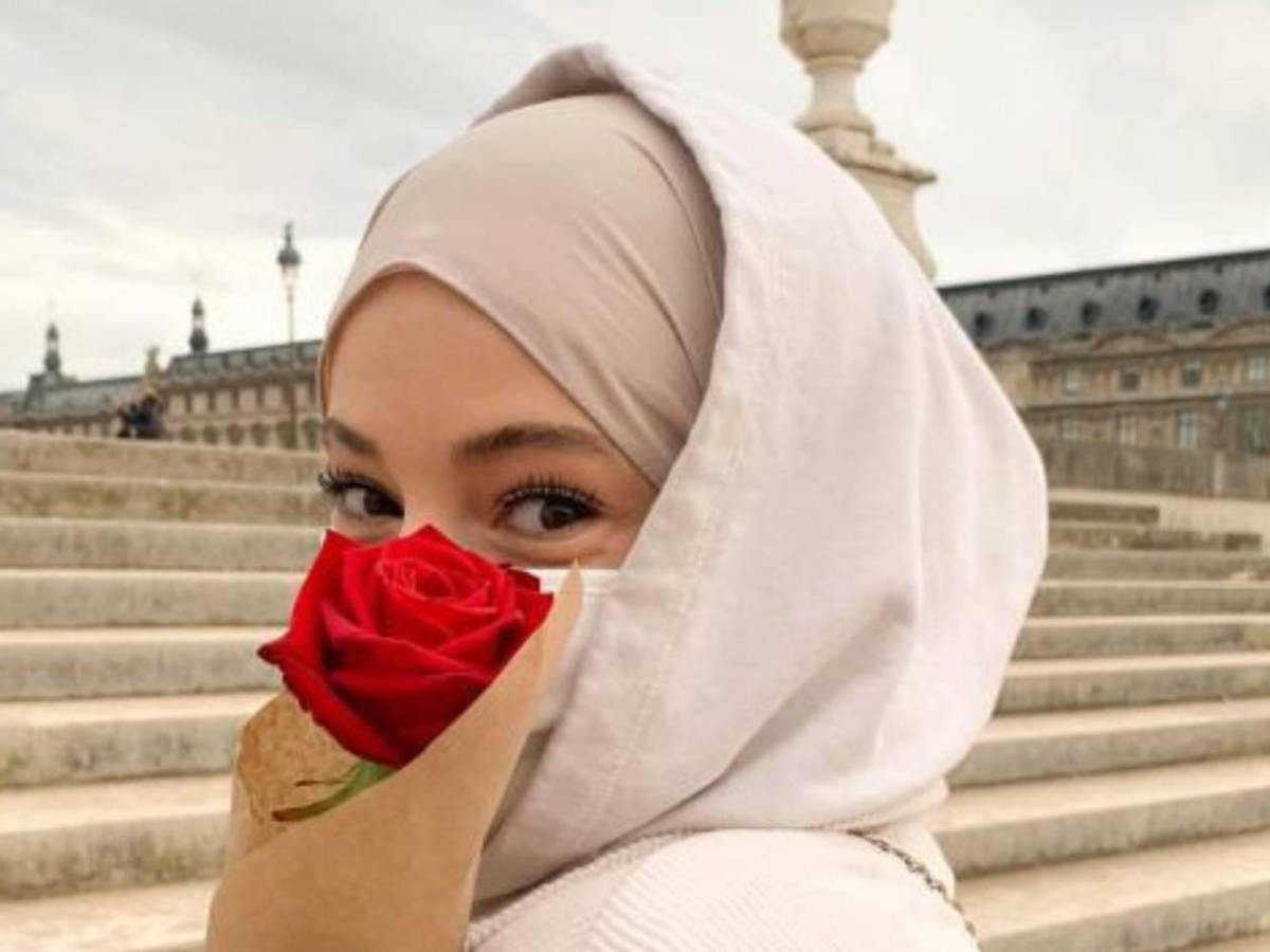 Es favorito a ganar el Balón de Oro, pero tiene a la esposa más rara: este es el motivo por el que arruina sus fotos