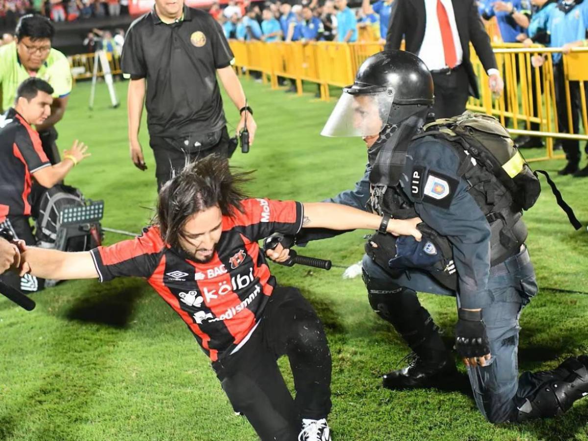 Batalla campal en Costa Rica: Así fue el zafarrancho entre Alajuelense-Herediano en la gran final, ¡golpes y sangre!