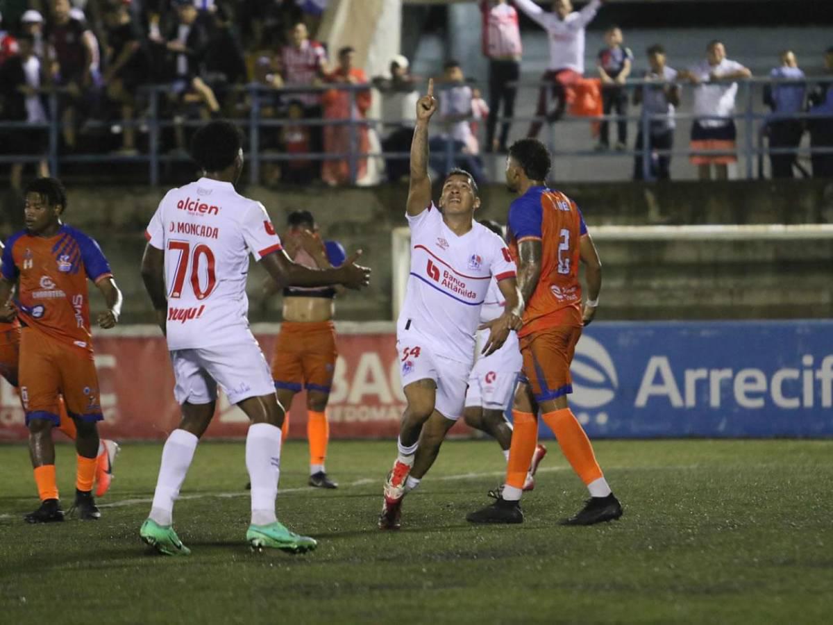 La polémica jugada de Olimpia que reclama Patón, diluvios en los estadios y las bellas modelos que se mojaron en Choluteca