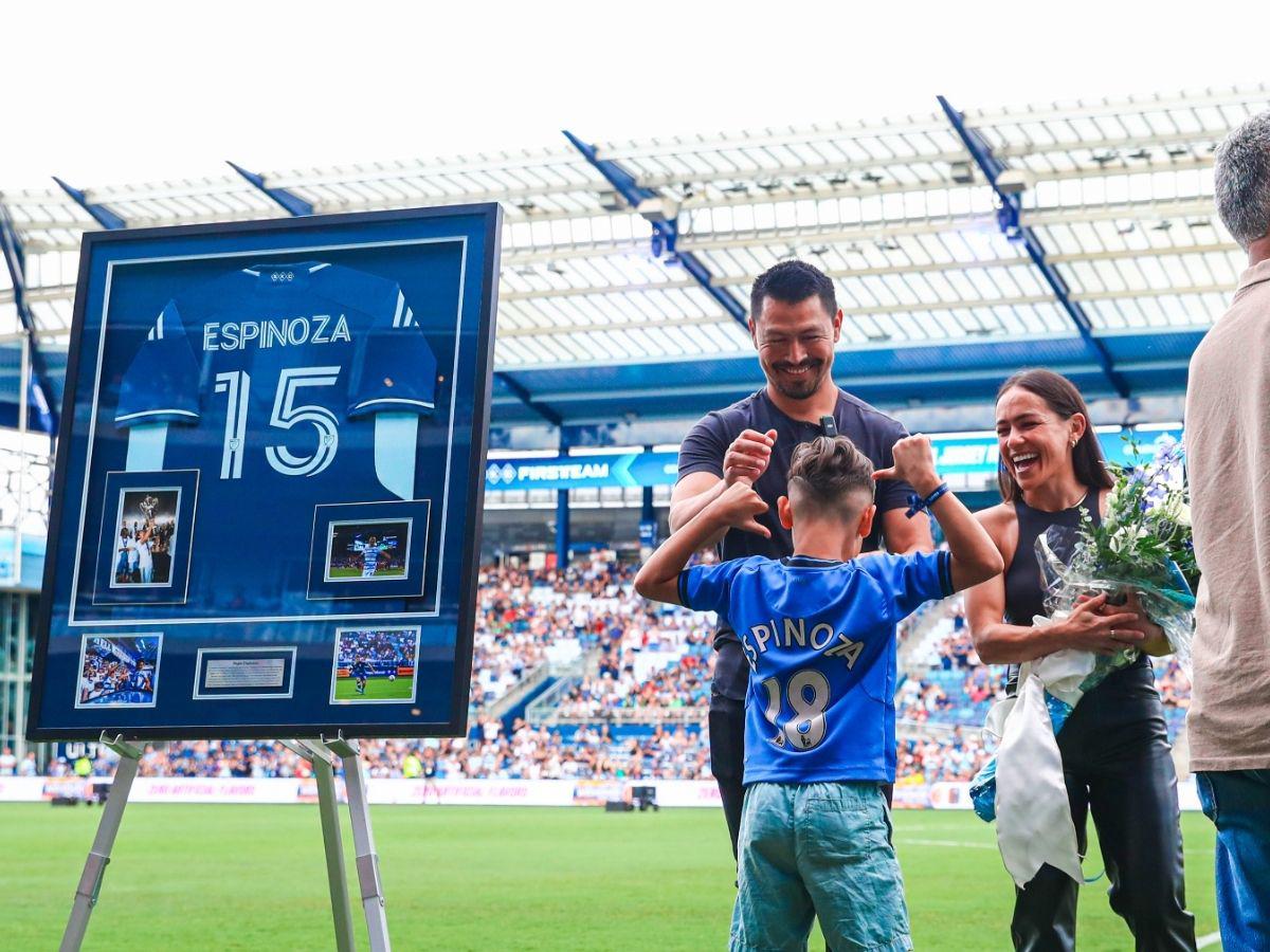 La memorable despedida del Sporting Kansas a Roger Espinoza; ¡el DT “rompió” el protocolo y repartieron cervezas!