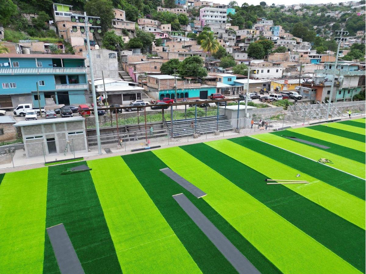 En fotos: Condepor supervisa avances de la construcción de moderna cancha sintética en popular colonia de Tegucigalpa
