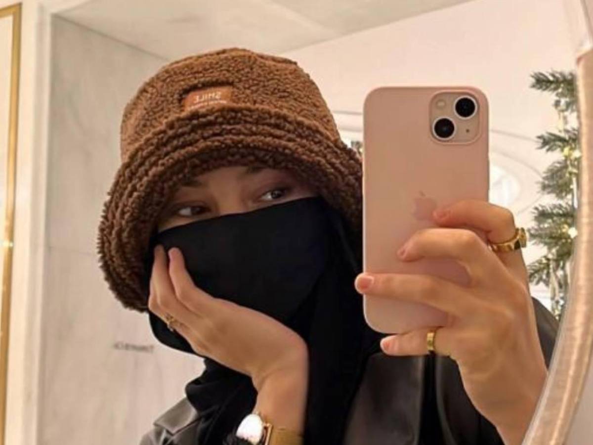 Es favorito a ganar el Balón de Oro, pero tiene a la esposa más rara: este es el motivo por el que arruina sus fotos