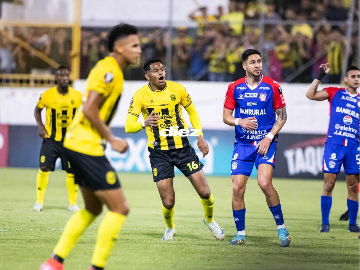 Amargura en Real España, el impresionante tifo, curioso beso que nadie vio y la locura de los hinchas del Xelajú