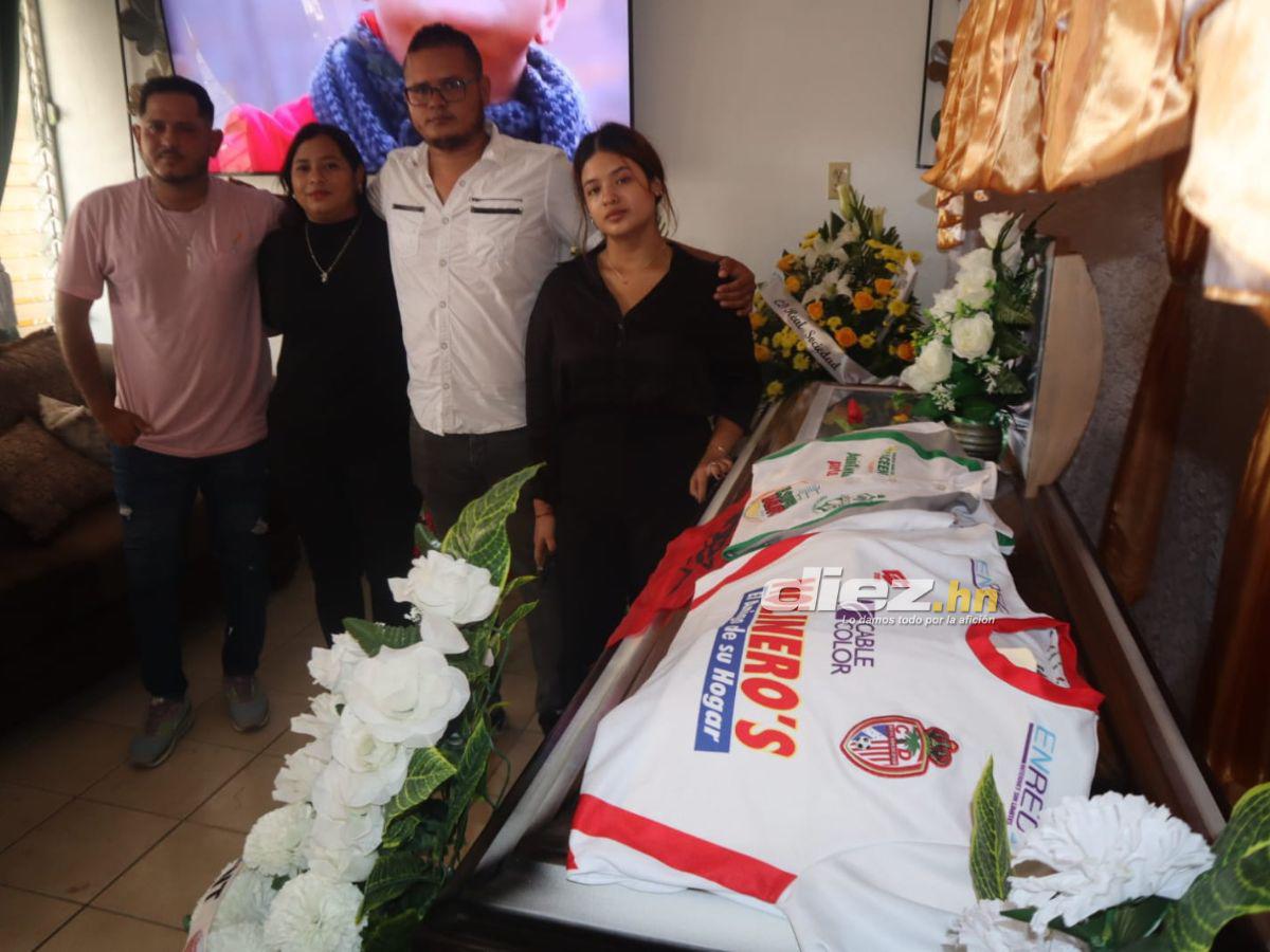 Exjugador derramó lágrimas: Futbolistas y directivos lloran el adiós en velatorio de Hermelindo Cantarero
