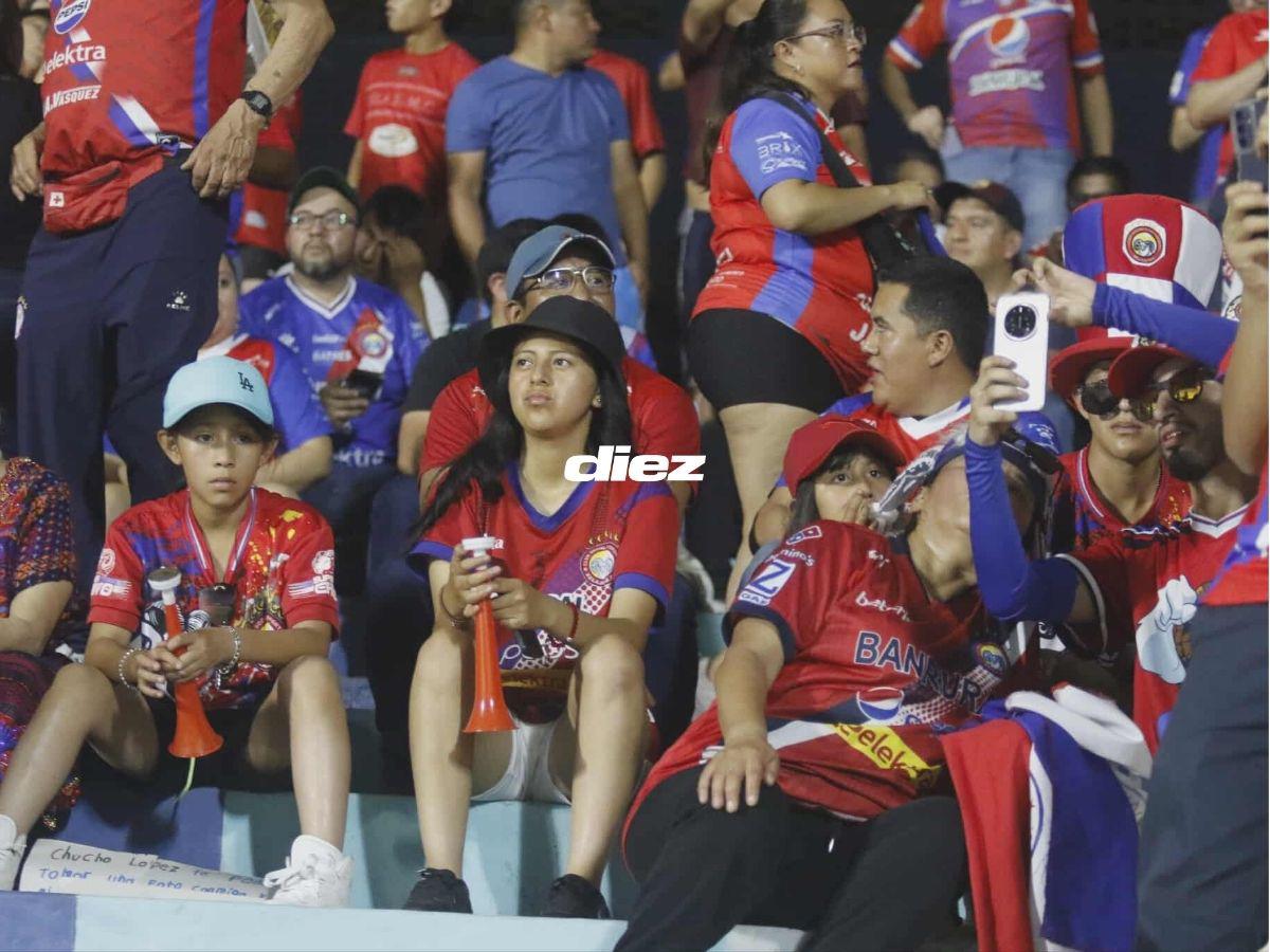 Amargura en Real España, el impresionante tifo, curioso beso que nadie vio y la locura de los hinchas del Xelajú