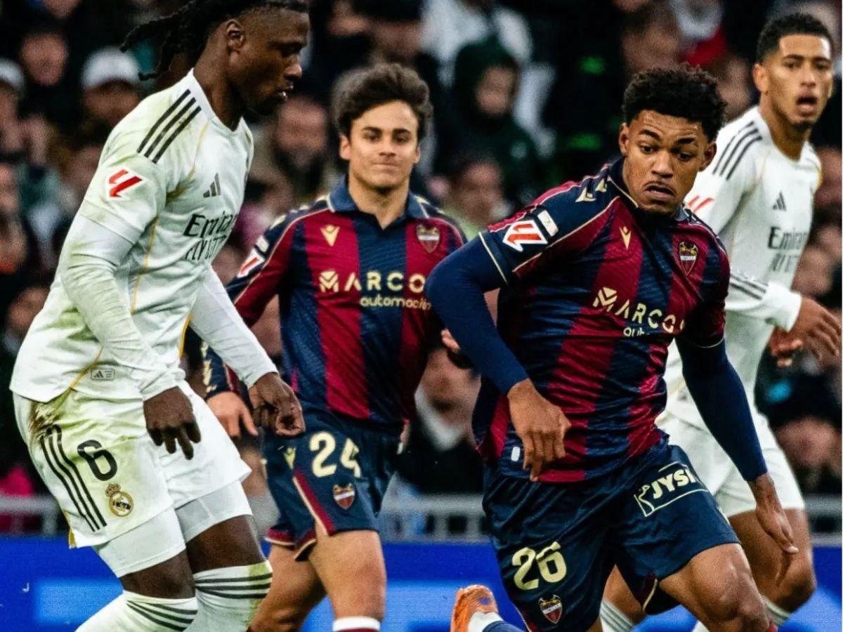 ¡Obsequio inolvidable! Crack mundial del Real Madrid le regaló su camiseta a Kervin Arriaga en el Bernabéu