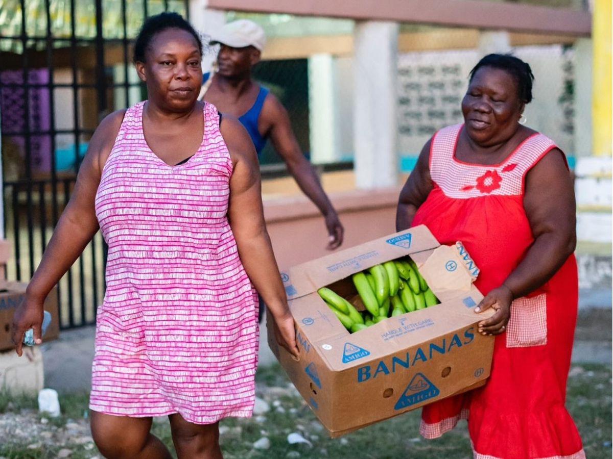 Para ponerse de pie: Fundación de Alberth Elis sorprende con donación a catrachos de cuatro ciudades de Honduras