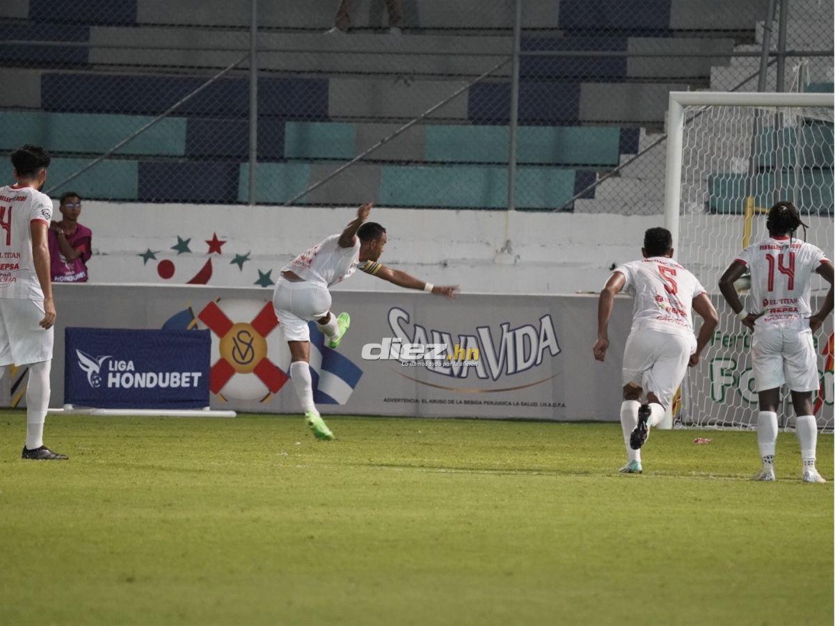 Barra de Real España sacó espectacular manta, chica bella robó suspiros y agarrón de Héctor Vargas con “La Máquina”