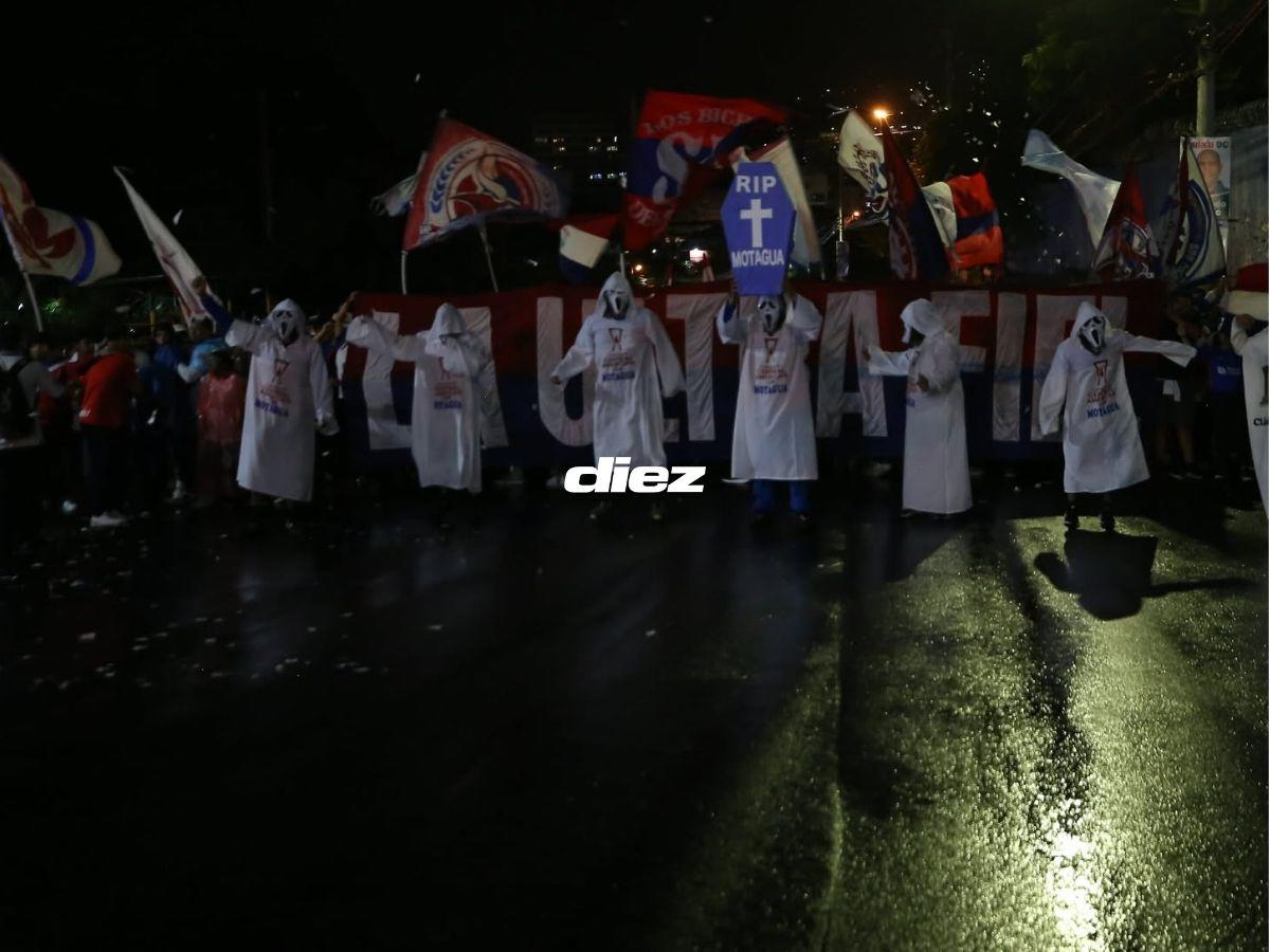Hinchada de Olimpia inunda las calles del Nacional, dardo a Motagua y chicas cautivan en la previa del clásico