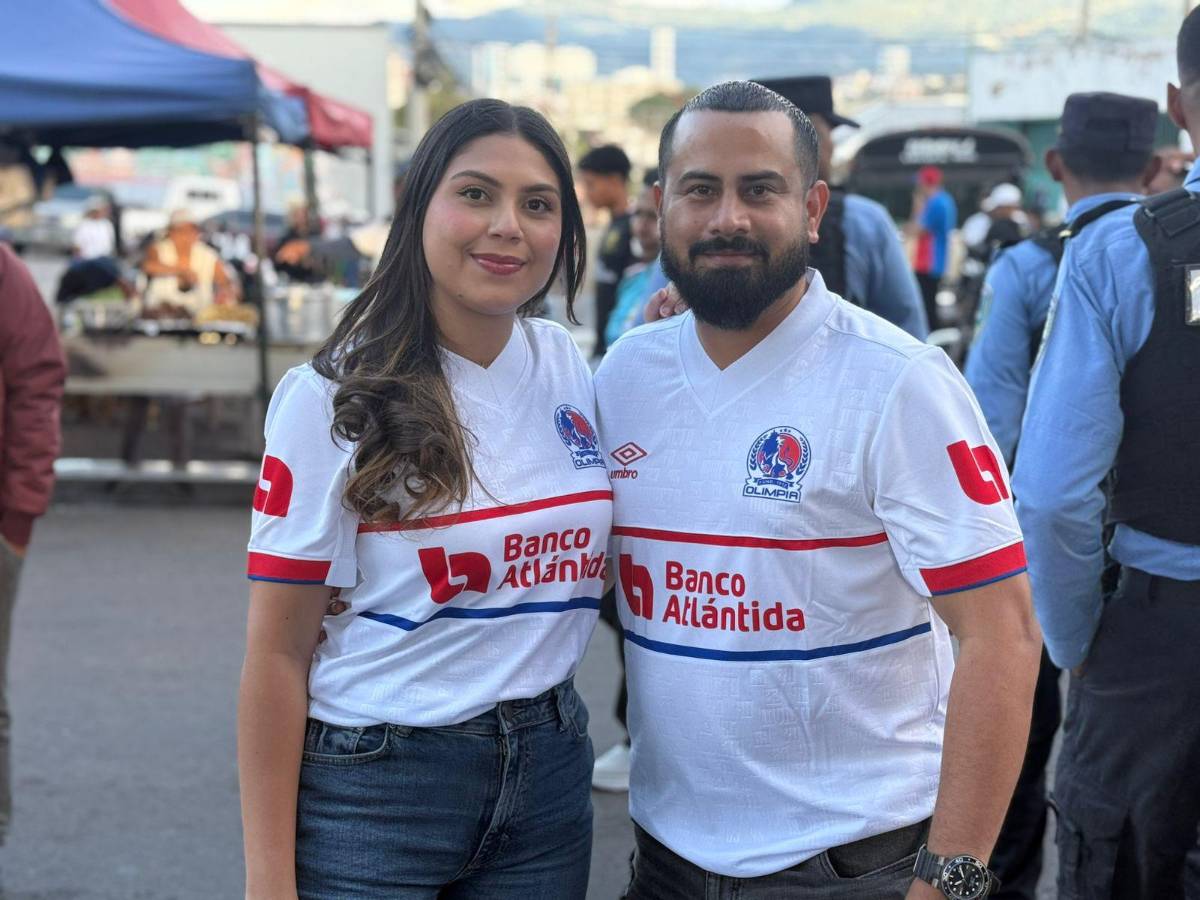 Aficionada se lleva las miradas, lindas fanáticas y la camisa que todos valoran en el Olimpia vs Alajuelense