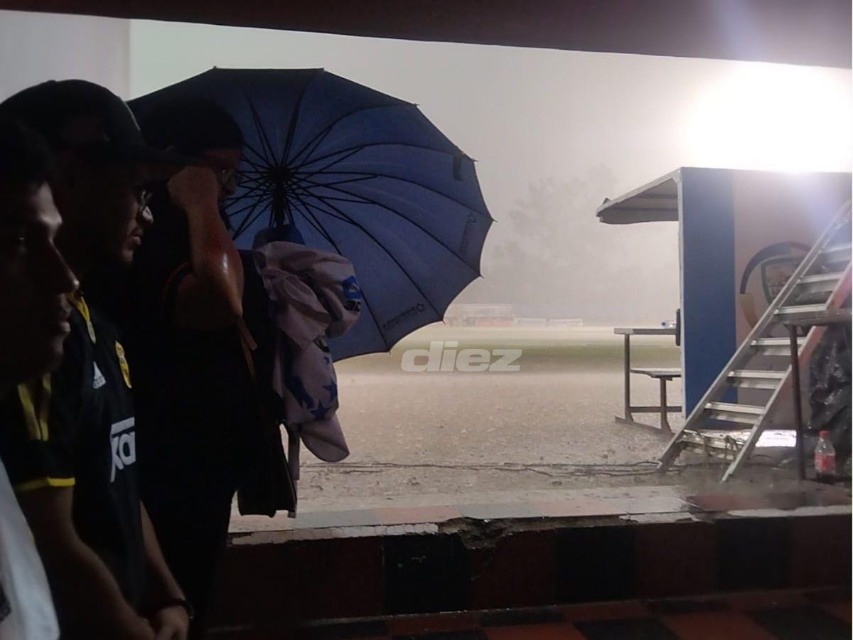 La lluvia azotó la finalísima en Siguatepeque: los locos del Independiente bajo el agua y la cancha parecía río