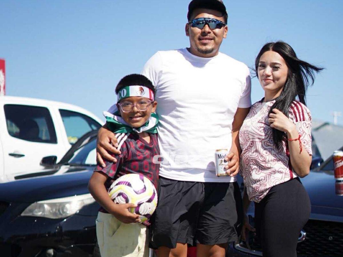 Superman hondureño sorprende, curiosa pancarta dedicada a Honduras, la guapa mexicana y, ¡no hay boletos!