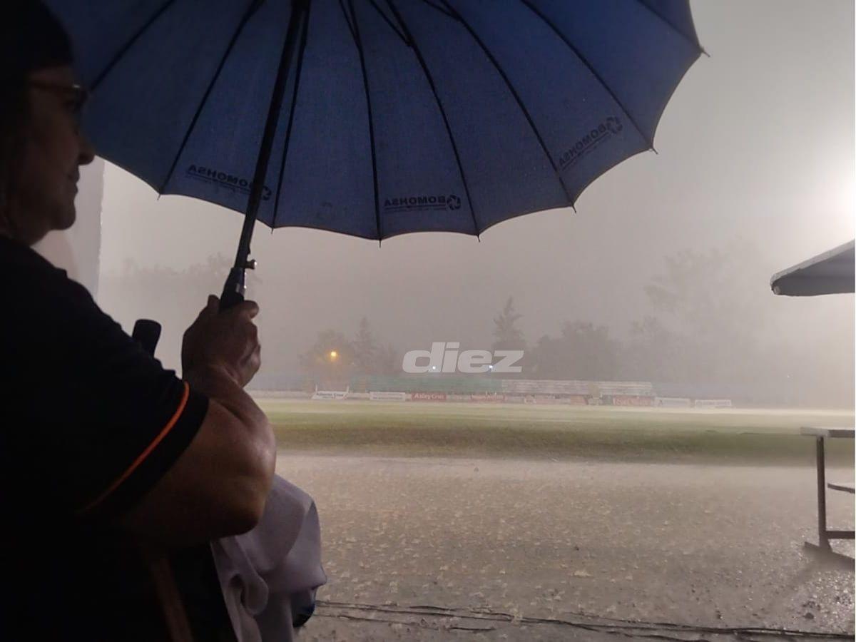 La lluvia azotó la finalísima en Siguatepeque: los locos del Independiente bajo el agua y la cancha parecía río