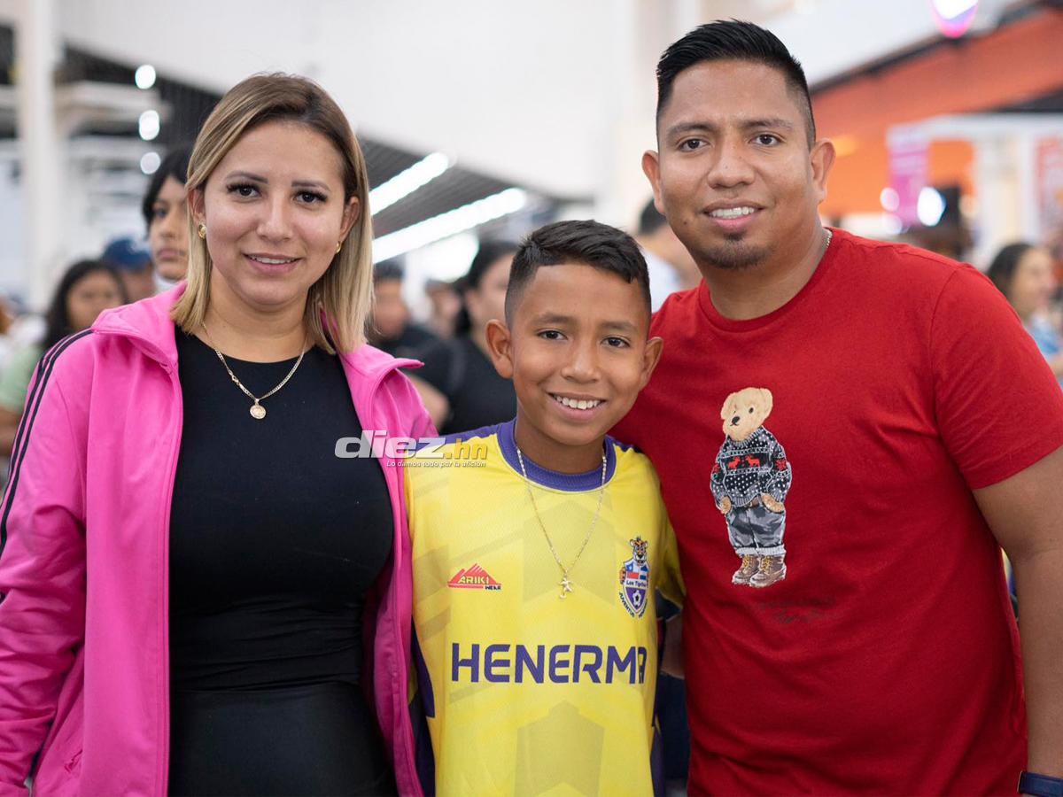 Glenda Rodríguez y Francisco Mateo junto a su pequeño hijo Javier Mateo. FOTO: Mauricio Ayala.