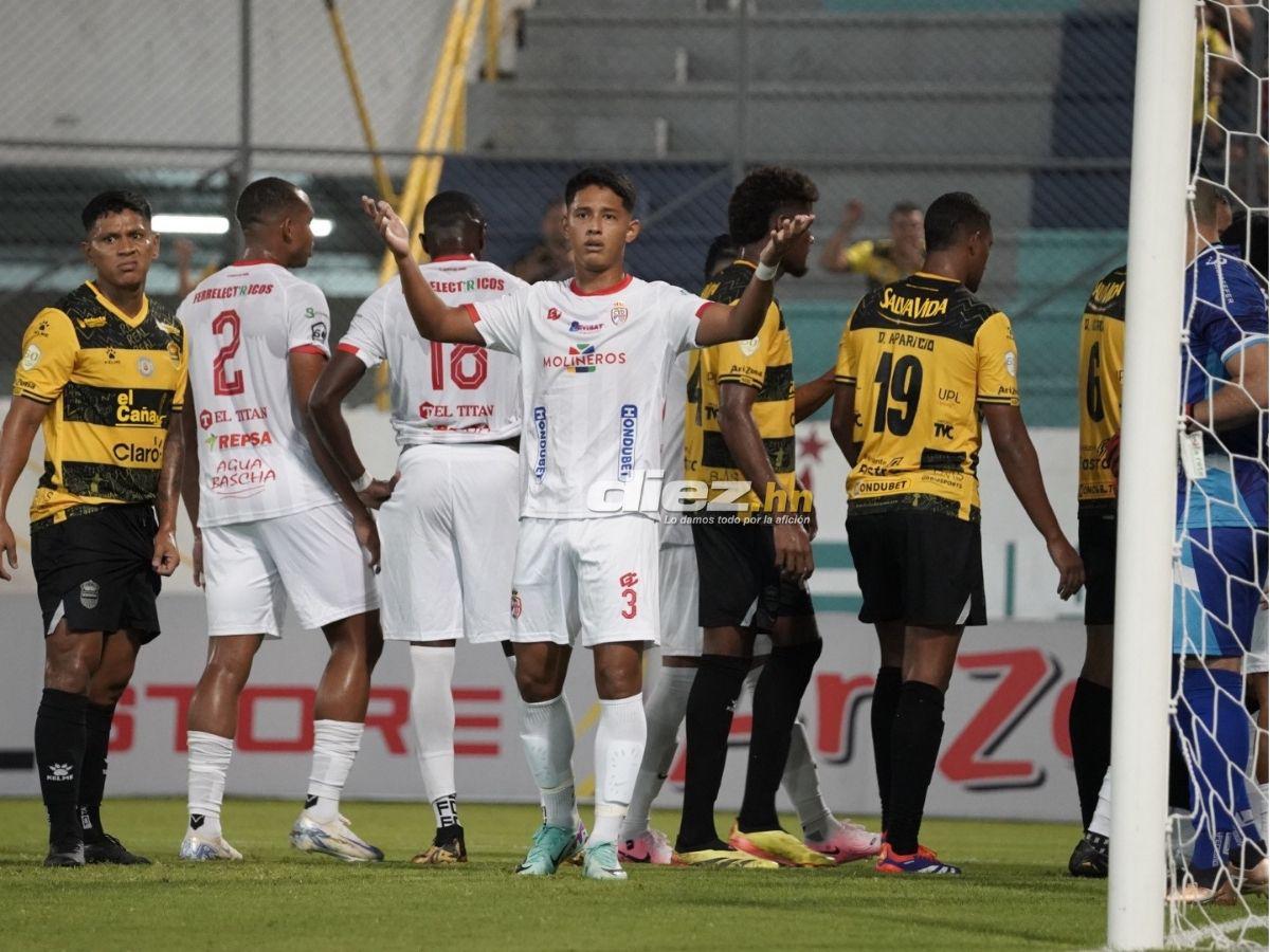 Barra de Real España sacó espectacular manta, chica bella robó suspiros y agarrón de Héctor Vargas con “La Máquina”