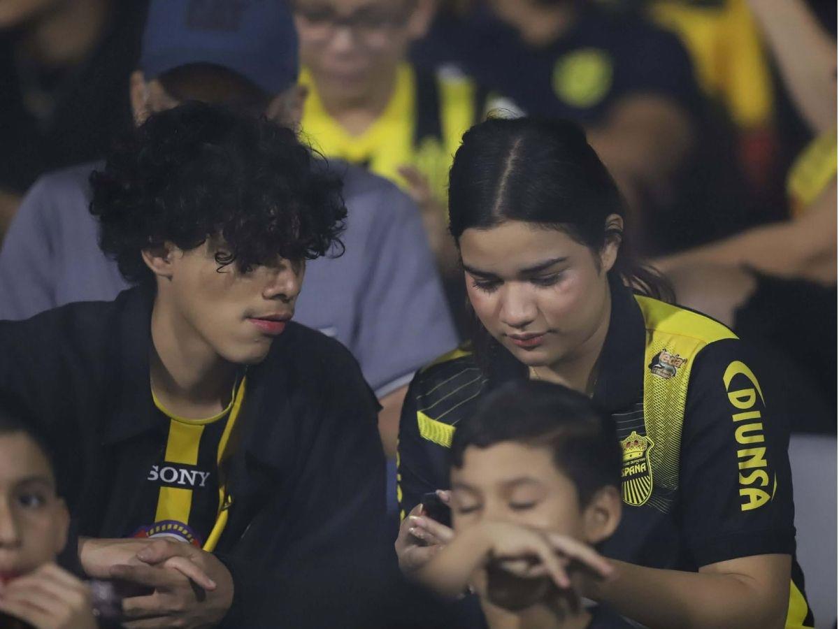El hincha que casi provoca una tragedia, pancarta pidiendo perdón, preciosa de palco y el karaoke antes de recibir a LAFC