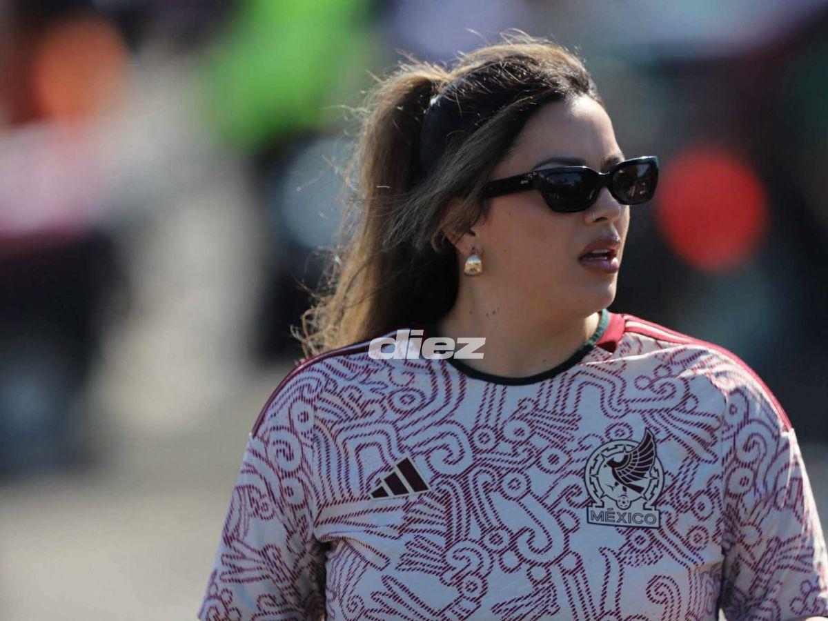 Superman hondureño sorprende, curiosa pancarta dedicada a Honduras, la guapa mexicana y, ¡no hay boletos!