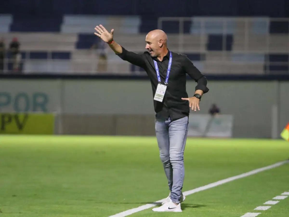 Michaell Chirinos se lleva tremendo beso de otro jugador, el inesperado salvador y homenaje a Orinson Amaya