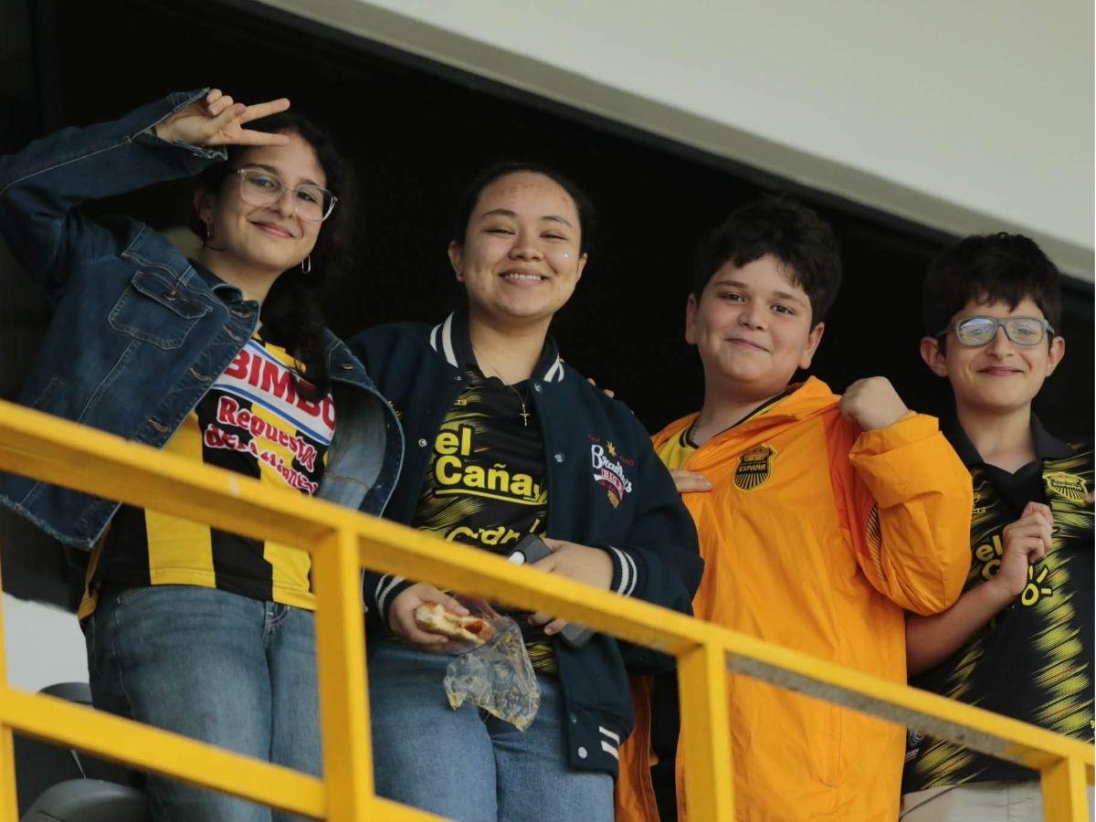 Zafarrancho entre Real España-Motagua, chica del ciclón enamora, argentino sorprende y el frío se apoderó en el Morazán