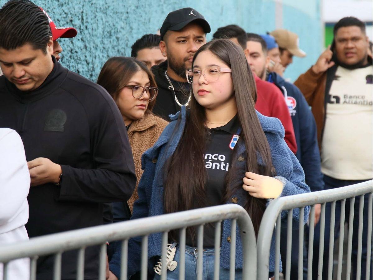 ¡Te vas a enamorar! Chicas bellas del Olimpia y América causan furor en el Estadio Nacional por Concacaf