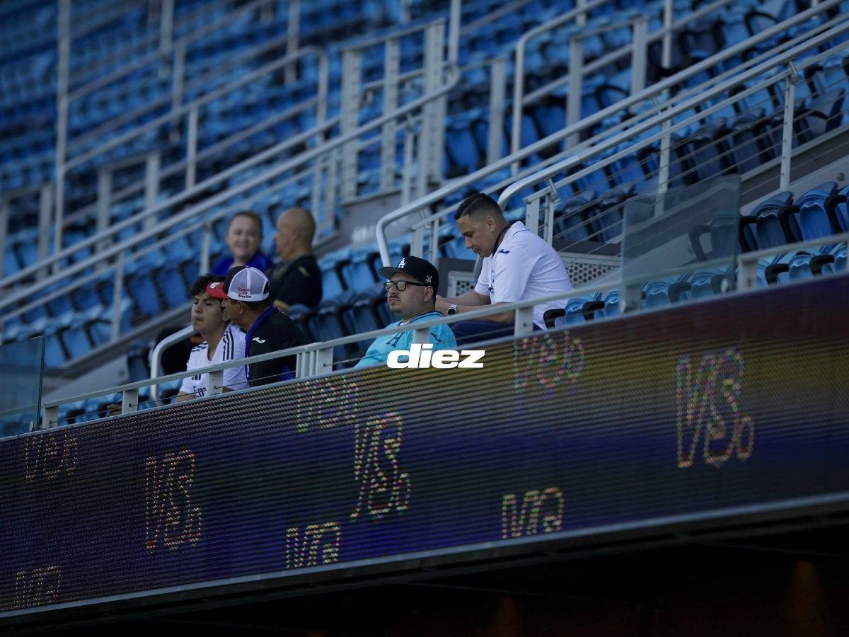 Carrazo con la bandera de Honduras, la loca pancarta, el gringo-catracho, Real España presente y la fiesta en California