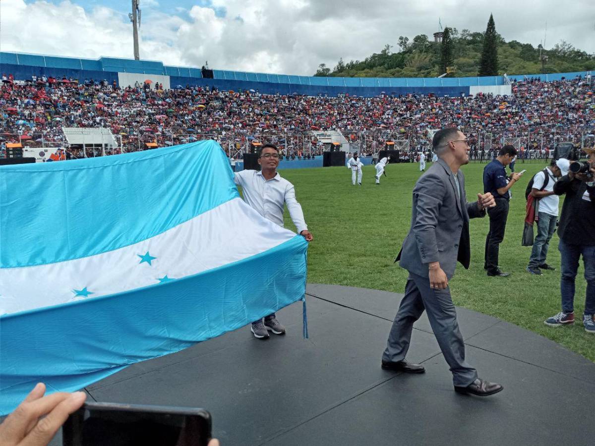 ¡Un show “peleando” con niños! Así fue captado el boxeador Teófimo López en su presencia en los desfiles de Honduras
