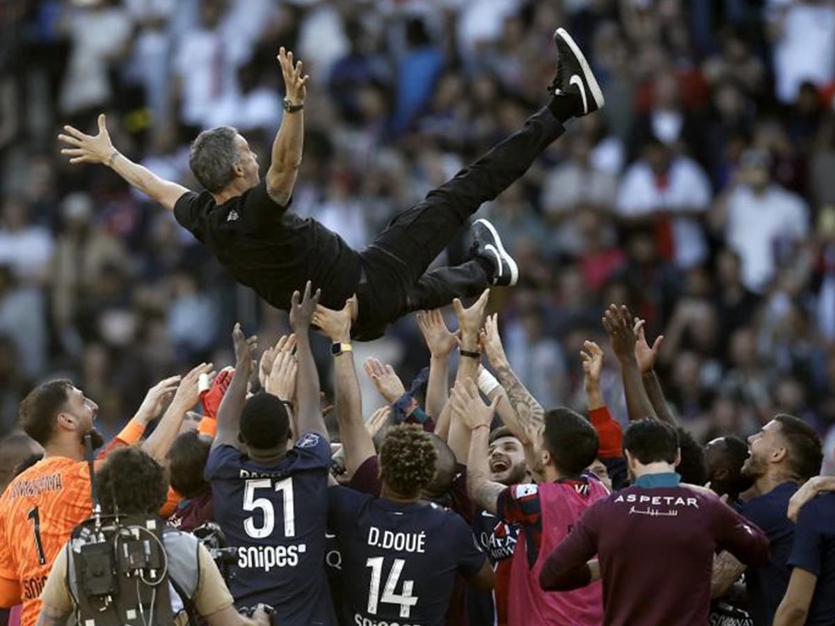 Besos, fiesta y Luis Enrique por los aires: PSG conquistó la Ligue 1 y así lo festejaron en la capital
