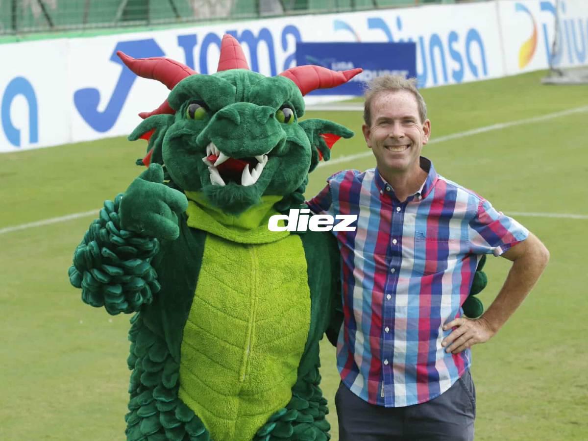 El estadounidense Joseph Patrick Connor posa con la mascota de los verdolagas. Foto Neptalí Romero.