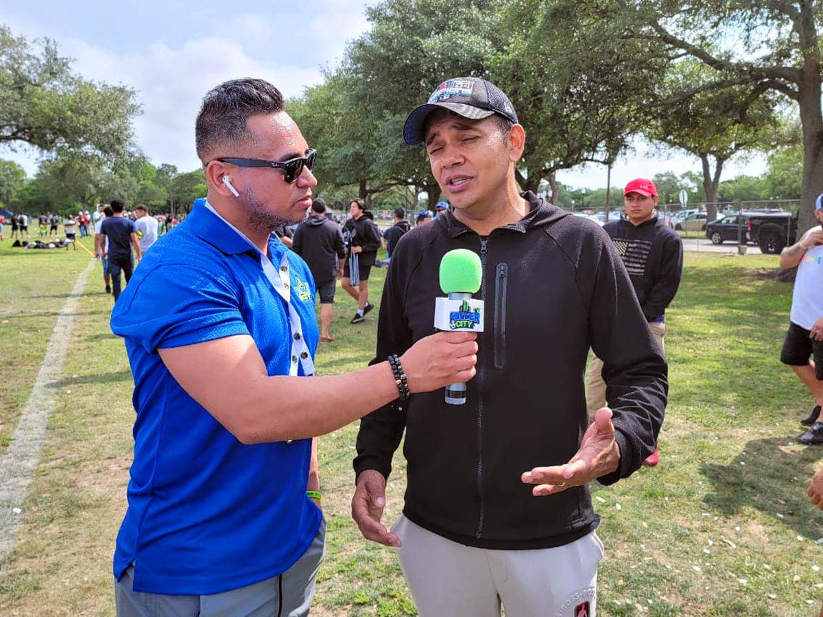 ¿Quién es? Amado Guevara siendo entrevistado por su excompañero de Motagua en la New Orleans Cup