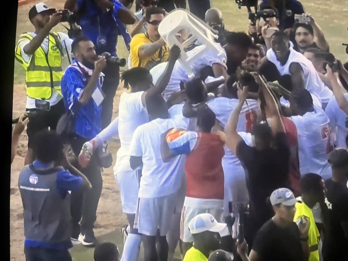 Cabo Verde visitó los mercados y la locura tras clasificar al primer Mundial de su historia: ¡festejaron como el Real Madrid!