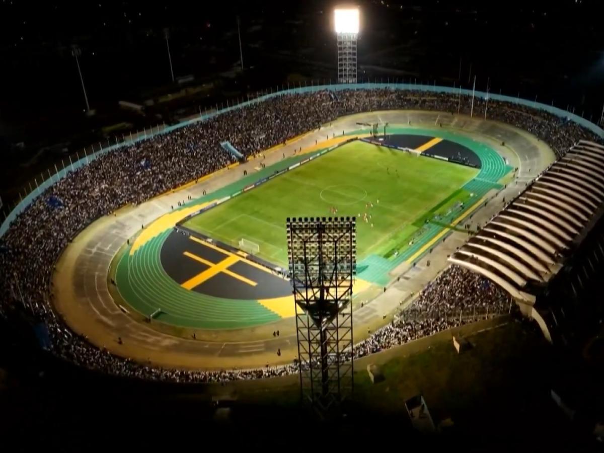 Quién fue el afortunado que se llevó la camisa de Messi, locura por el 10 del Miami y llenazo en Jamaica para ver al argentino