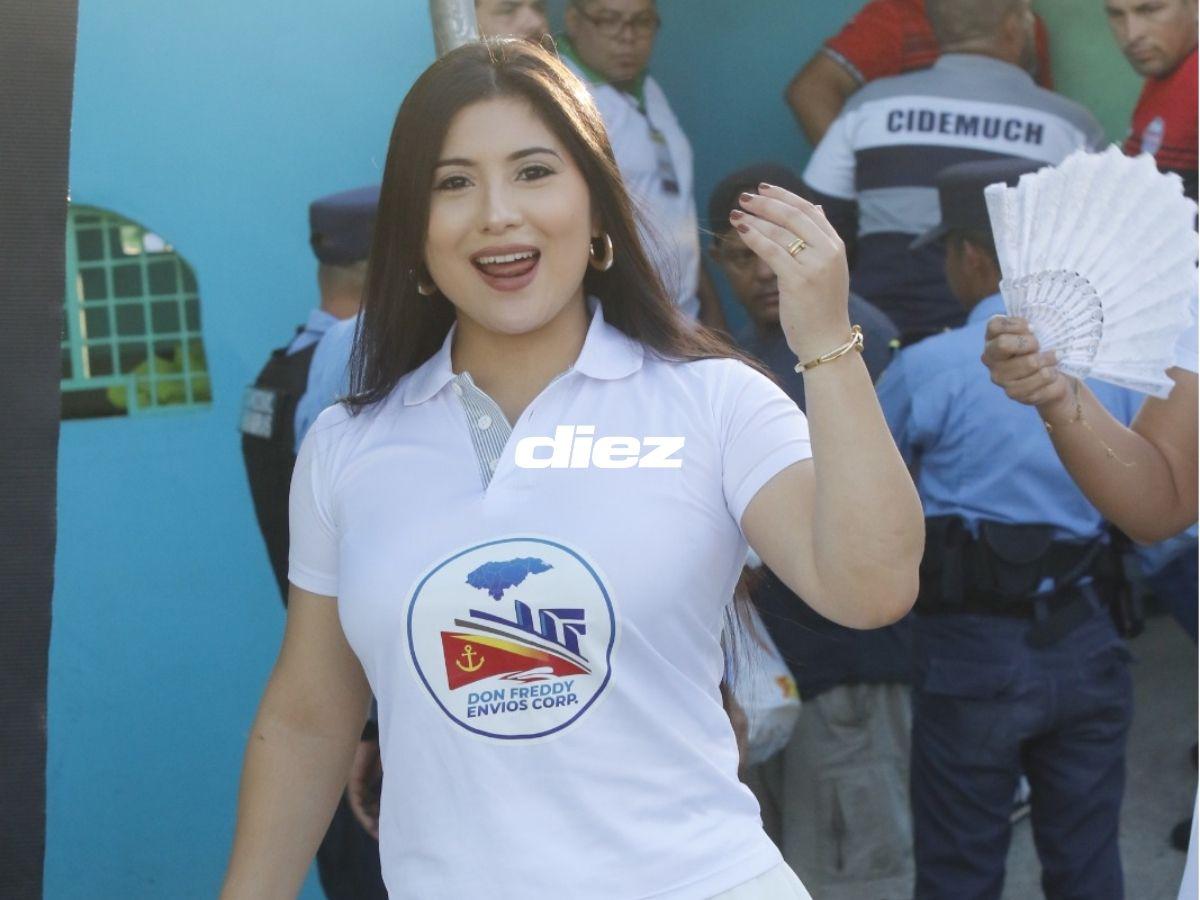 ¡Qué lindas! Las chicas bellas que cautivan en la previa del Choloma vs Olimpia en el Estadio Rubén Deras