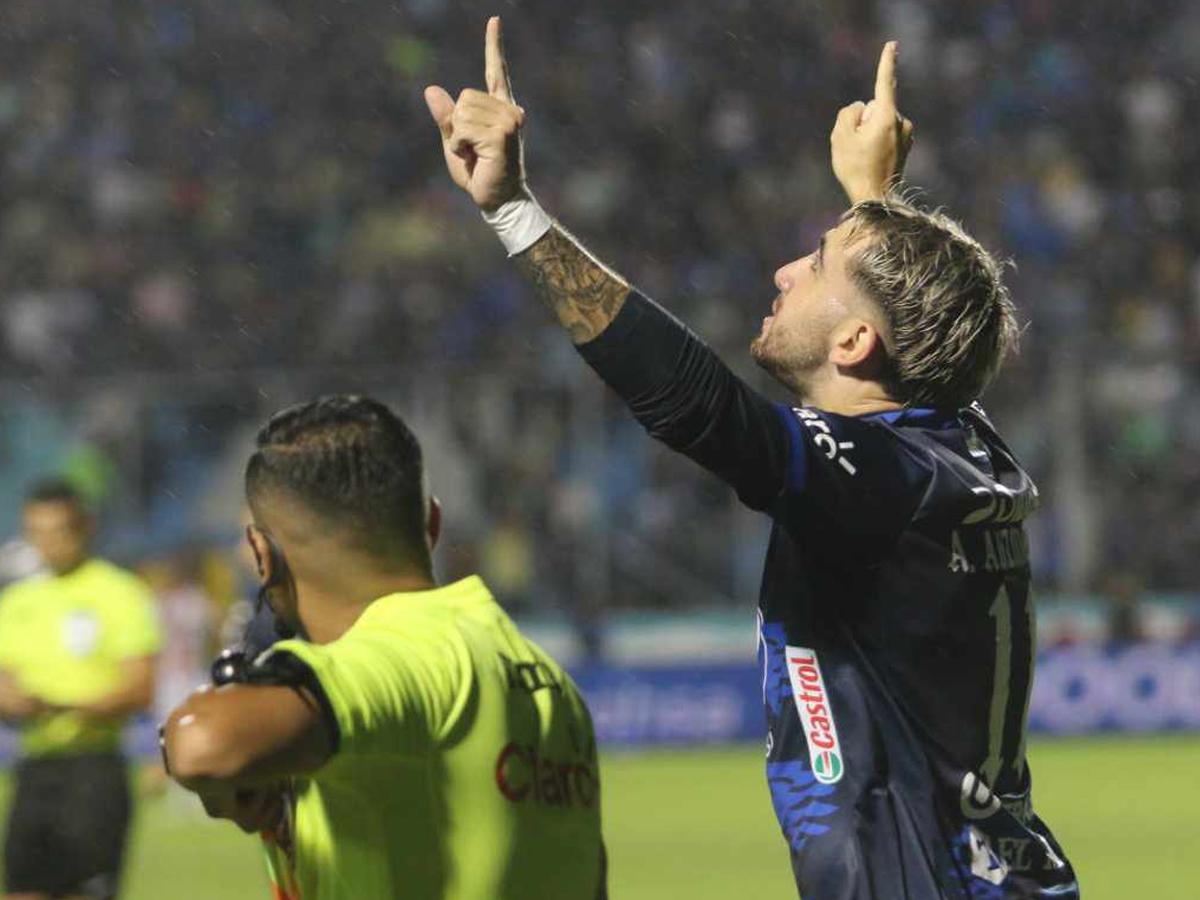Agustín Auzmendi llegó a 16 goles en el torneo con Motagua con su doblete a Marathón en semifinales
