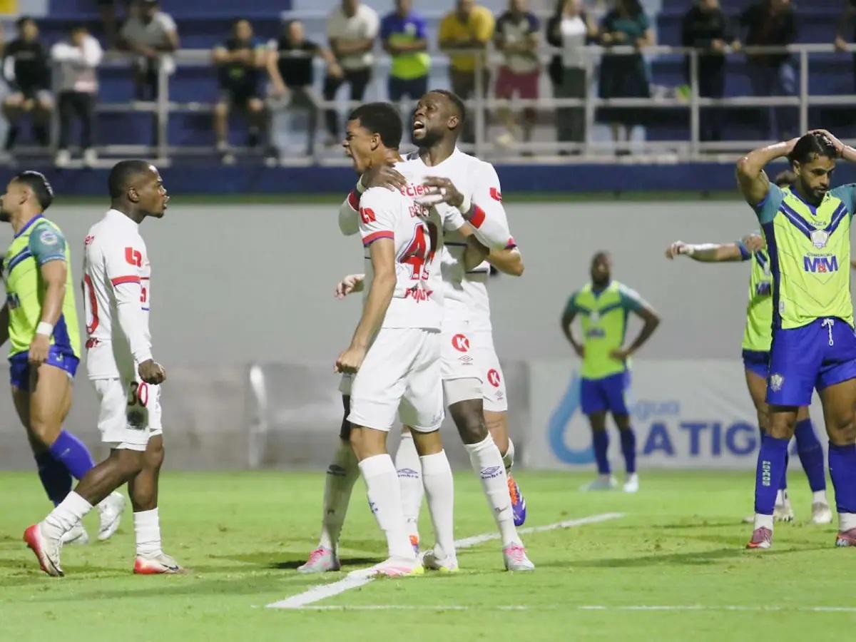 Michaell Chirinos se lleva tremendo beso de otro jugador, el inesperado salvador y homenaje a Orinson Amaya