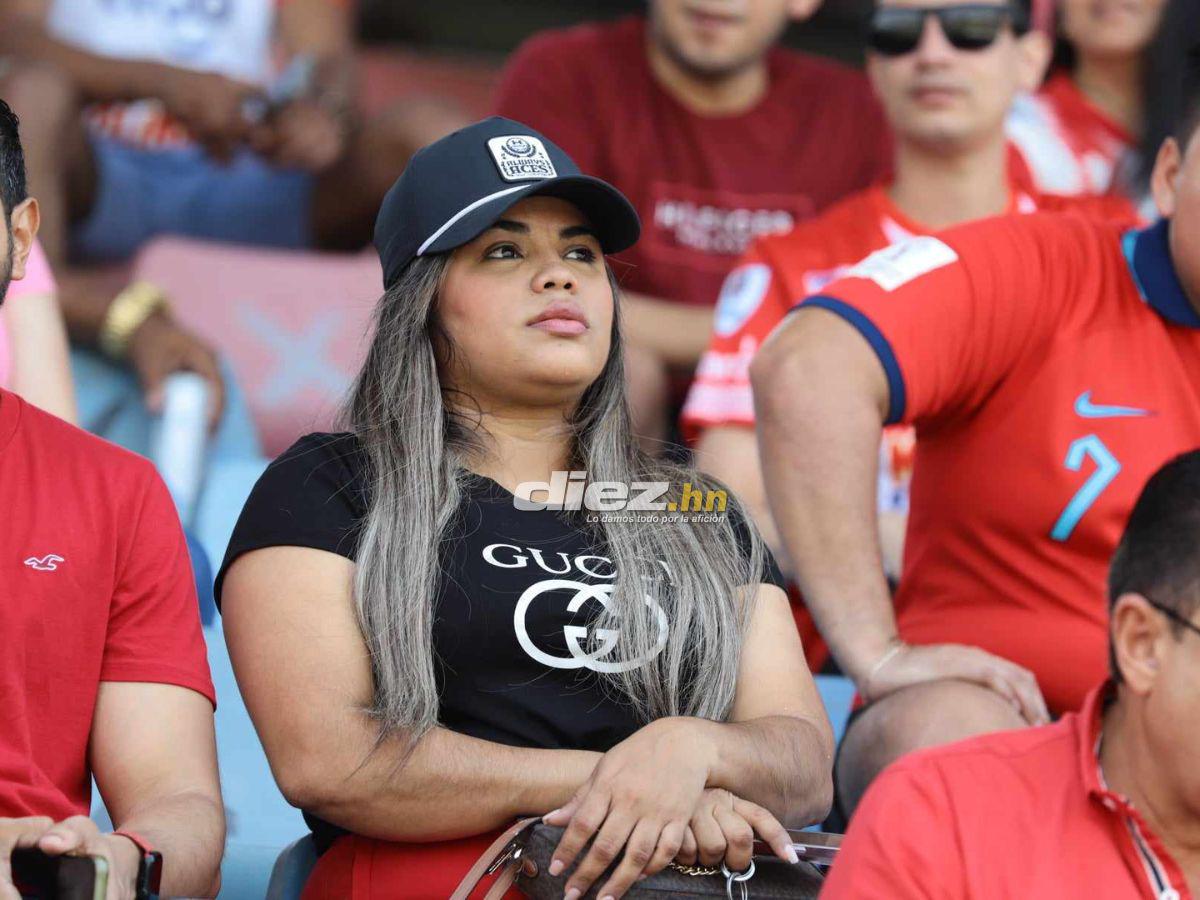 Marea Roja en La Ceiba, bellas hinchas del Vida invaden y aficionado se roba el show con extraño vestuario