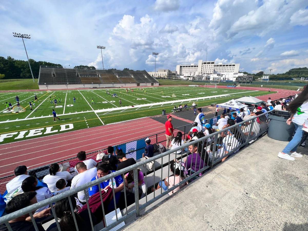 Belleza hondureña invade el Memorial Stadium de Durham para presenciar el amistoso Olimpia vs Comunicaciones