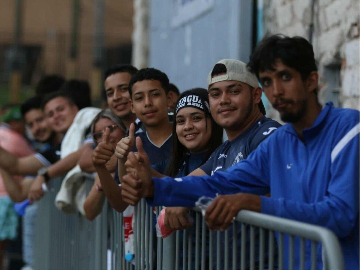 Marea Azul en el Nacional, infiltrados de Costa Rica, preciosa del Motagua captada y enmascarado sorprende