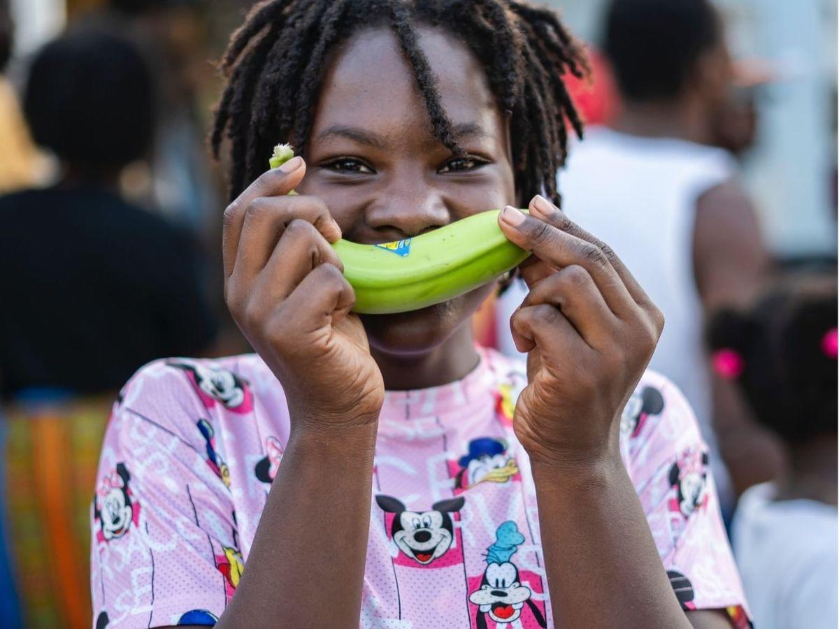 Para ponerse de pie: Fundación de Alberth Elis sorprende con donación a catrachos de cuatro ciudades de Honduras