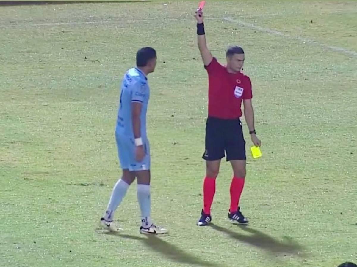 Luis Vega reacciona luego de su expulsión que puso en peligro el boleto de Motagua a la Copa de Campeones de Concacaf