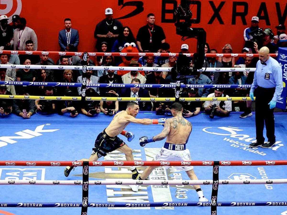 ¡Nueva victoria! Teófimo López derrota a Arnold Barboza Jr por decisión unánime en Nueva York