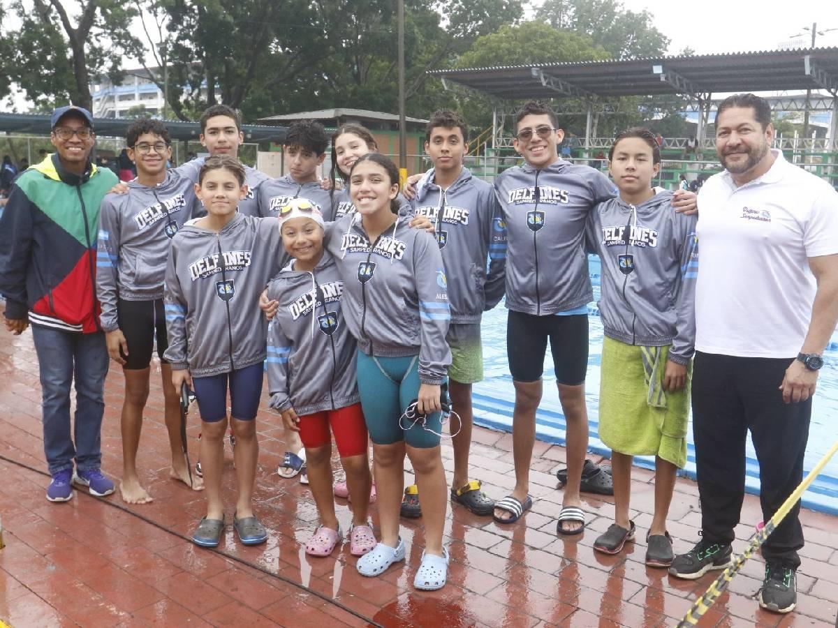 ¡Tremenda adrenalina! Más de 400 atletas de natación dieron gran batalla en campeonato de piscina en SPS