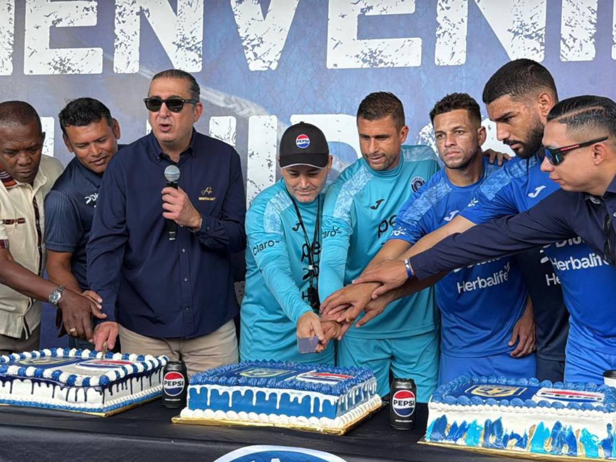 En la sede del Motagua hubo triple pastel por los 97 años.