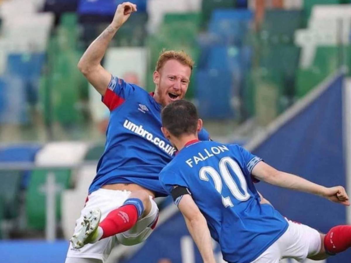 Murió el día de su cumpleaños; la tragedia invade al fútbol británico: ¿qué se sabe sobre el jugador?