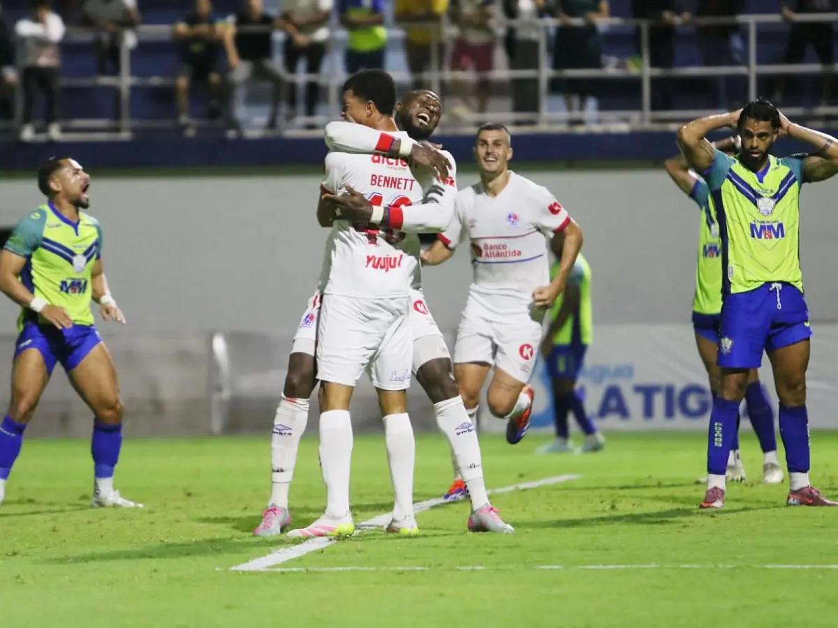 Michaell Chirinos se lleva tremendo beso de otro jugador, el inesperado salvador y homenaje a Orinson Amaya