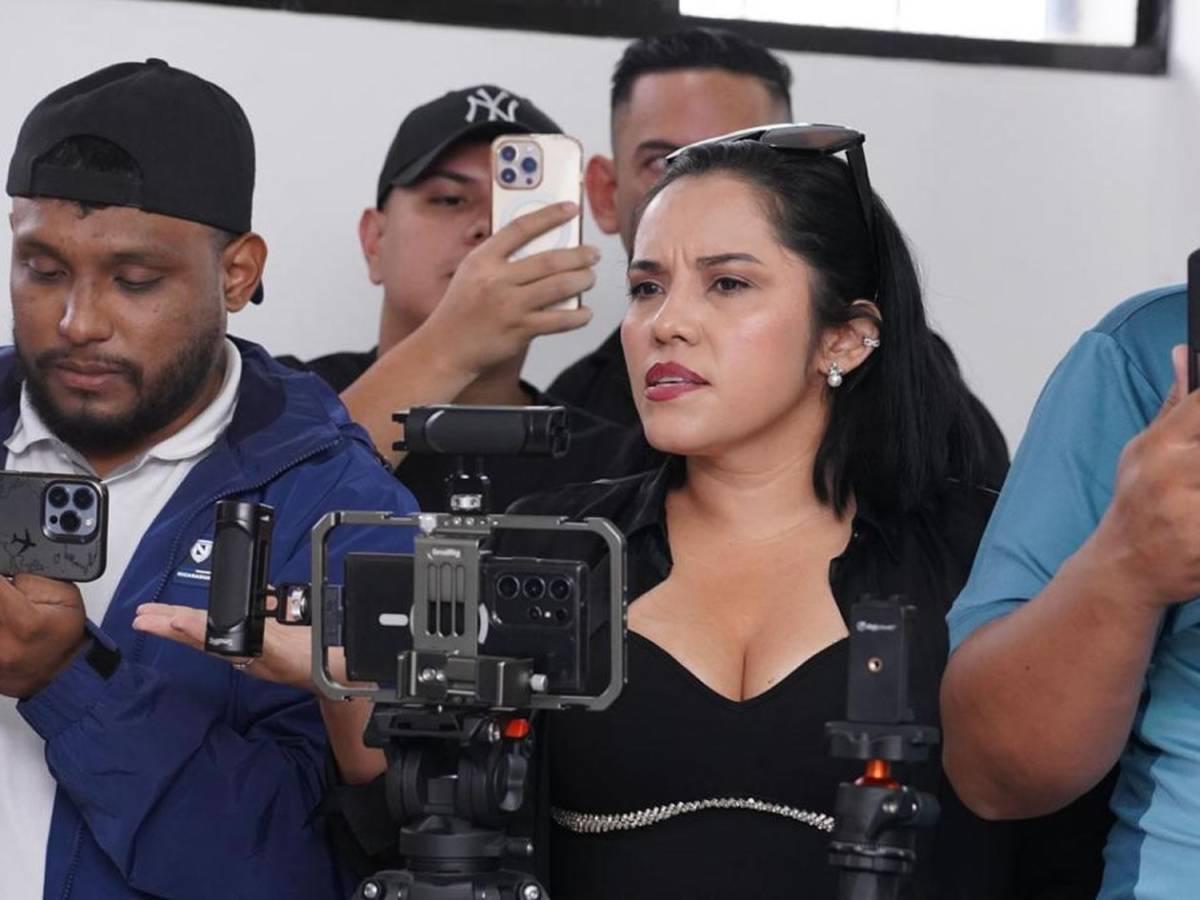 Así es la bella periodista que fue atacada verbalmente por el Fantasma y se defendió