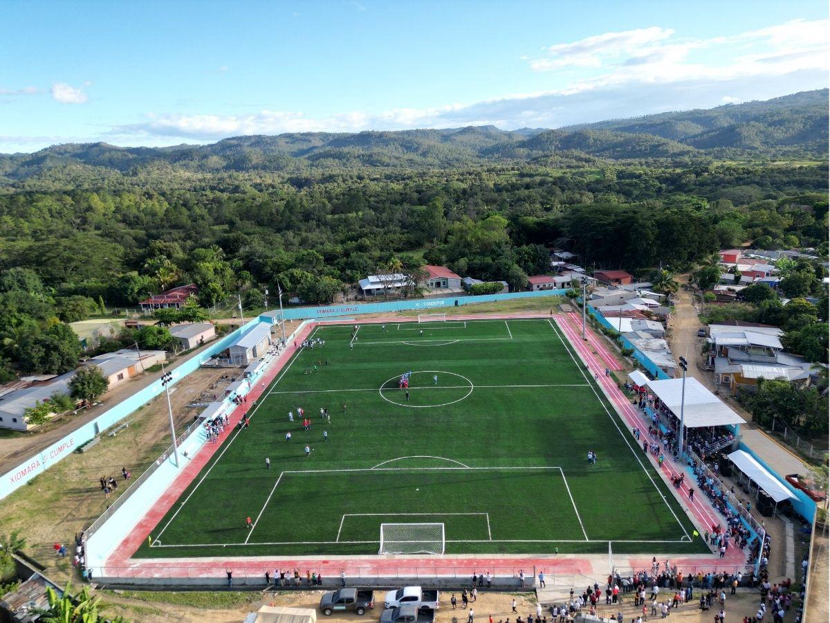 ¡Con leyendas! Condepor inaugura cancha sintética en reconocido municipio de Francisco Morazán