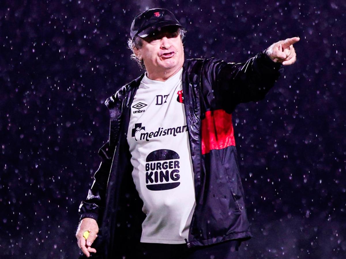 Alajuelense la pasa mal en Costa Rica y confirman el futuro de Óscar 'Machillo' Ramírez: Nuestro técnico se llama...