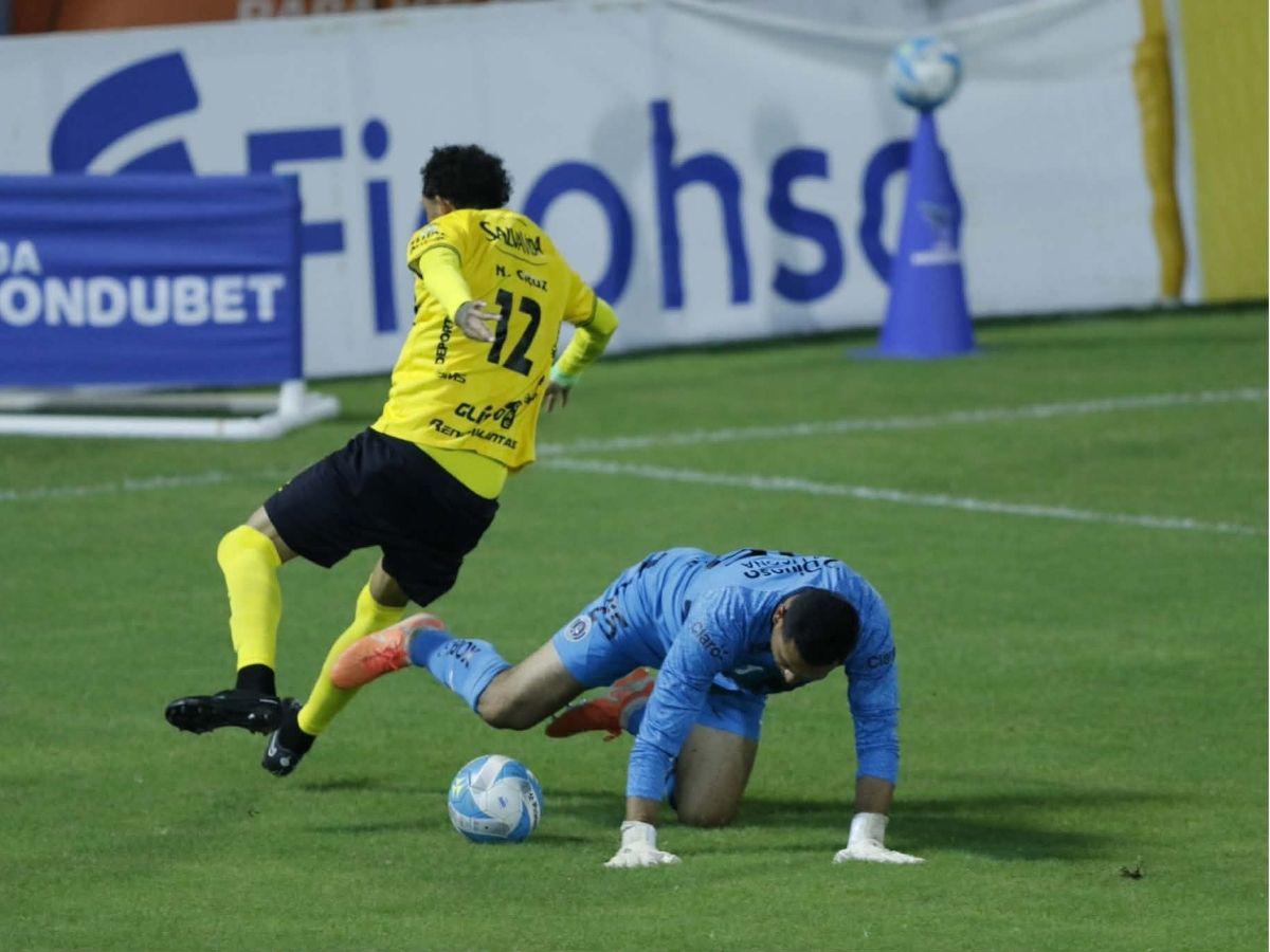 Bronca de aficionados con jugador de Real España afuera del Estadio Morazán y futbolistas aurinegros rompen en llanto