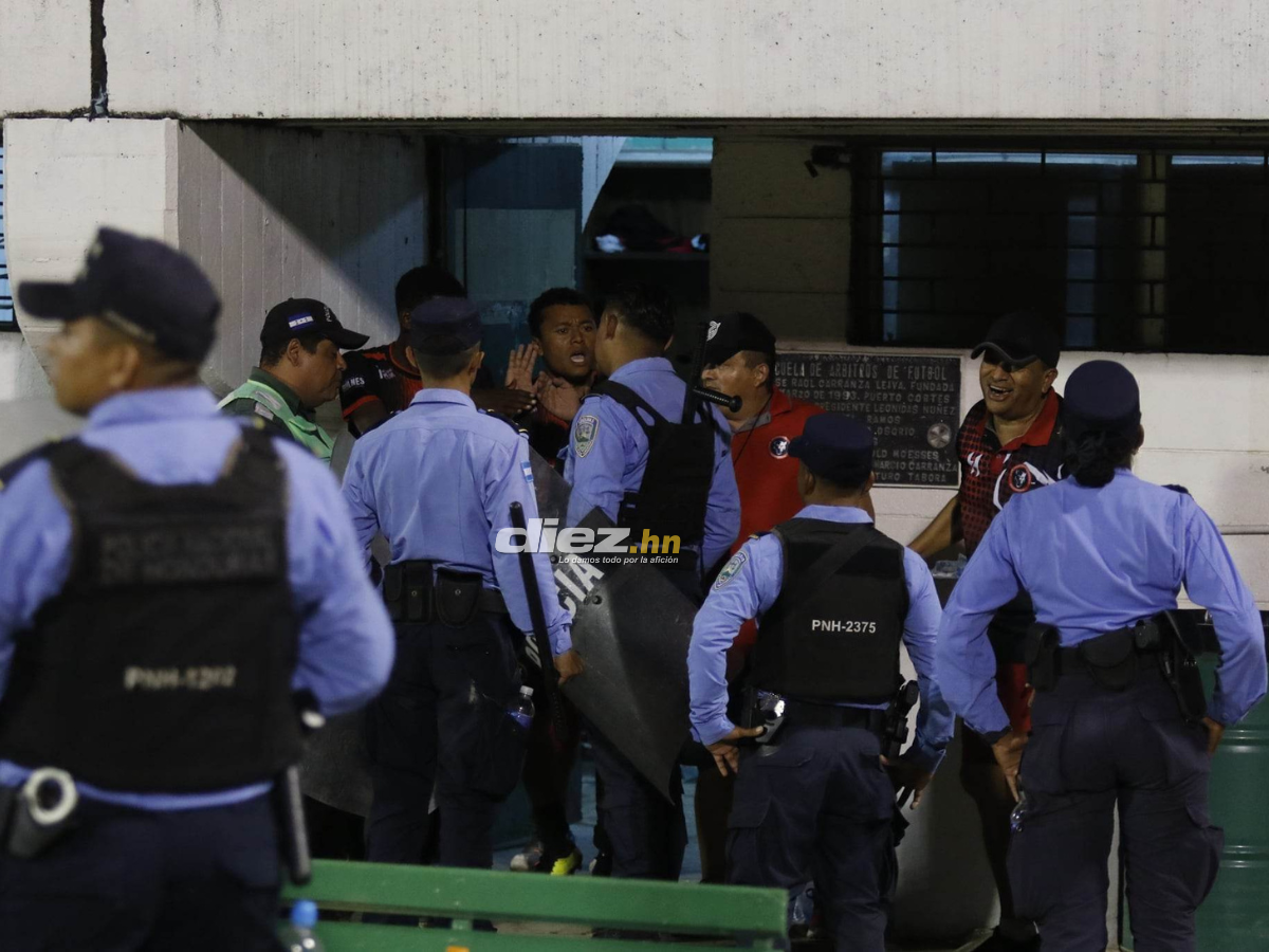 La Policía Nacional tuvo que intervenir en el Estadio Excélsior de Puerto Cortés. FOTO: Neptalí Romero.