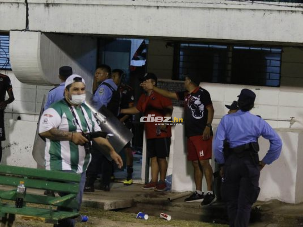 En medio del partido un integrante del Independiente arrojó una piedra hacia al banquillo del Independiente, según reporta el acta arbitral.